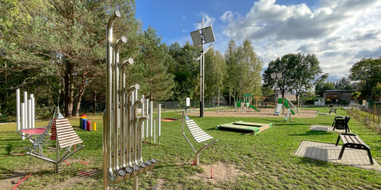 Pierwszy muzyczny plac zabaw powstał w Białymstoku. Znajduje się na osiedlu Jaroszówka, przy ul. Kazimierza Pużaka, od strony ul. Bolesława Krzywoustego.