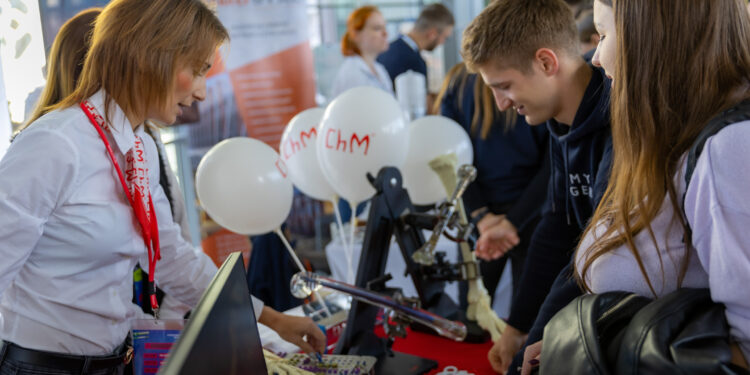 Targi Pracy na Politechnice Białostockiej. Rekordowa liczba pracodawców i tłumy odwiedzających
