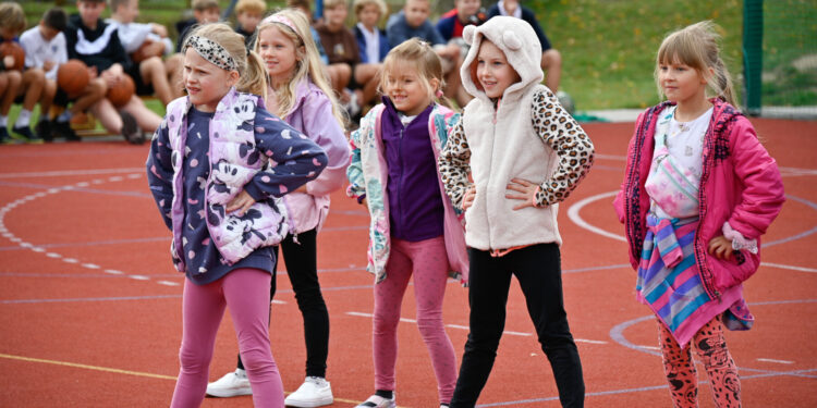 Dzieci z Zespołu Szkolno-Przedszkolnego nr 6, a także mieszkańcy Białegostoku mogą już korzystać z nowego boiska i bieżni.