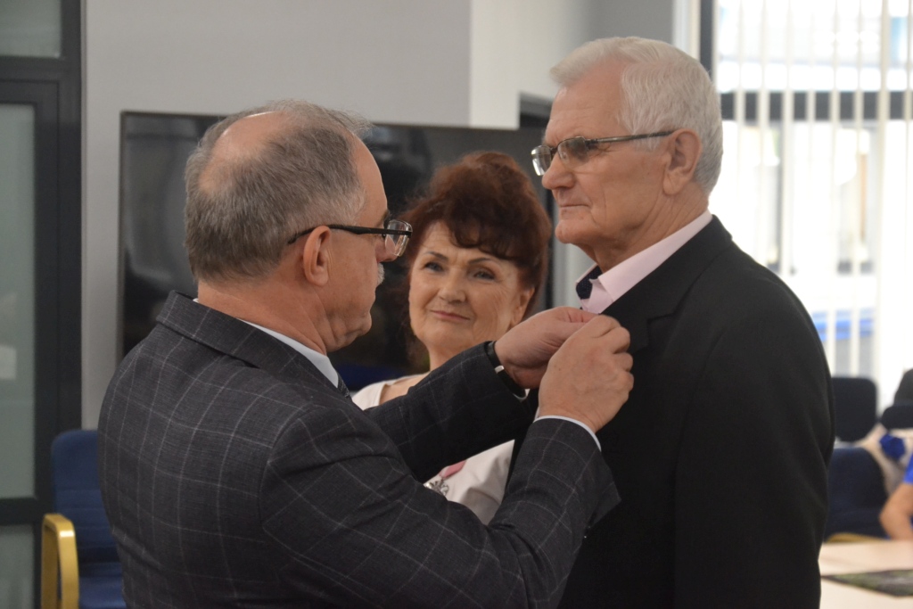 8 par odebrało w Urzędzie Miejskim w Suwałkach honorowe odznaczenia