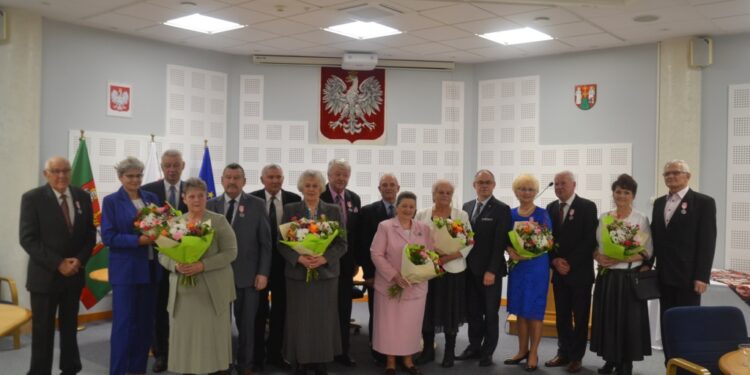 8 par odebrało w Urzędzie Miejskim w Suwałkach honorowe odznaczenia