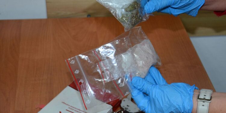 18-LATEK KIESZENIE KURTKI MIAŁ WYPCHANE NARKOTYKAMI