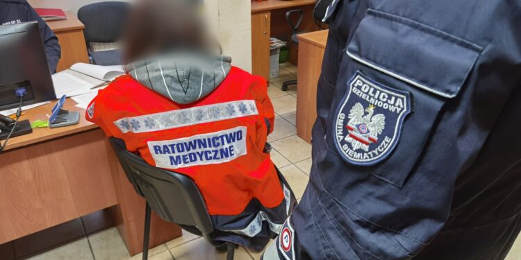 Udawała ratownika medycznego i trafiła do aresztu
