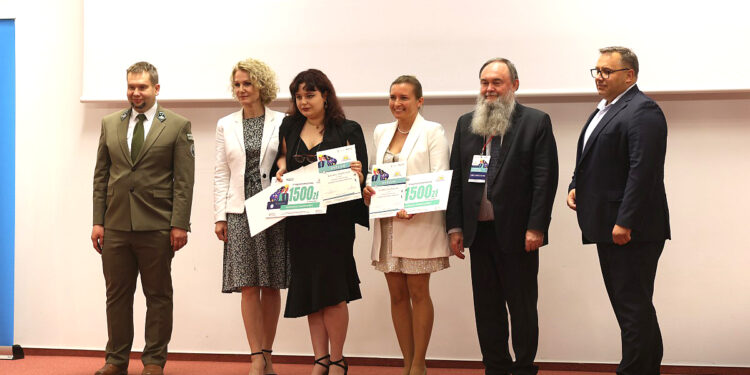 Politechnika Białostocka rozpoczyna komercjalizację pomysłu uczennic na ochronę roślinności Białowieskiego Parku Narodowego