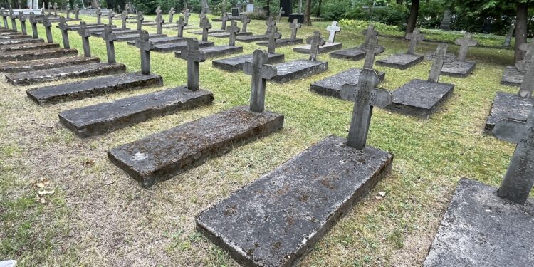 Nowe nagrobki na Cmentarzu Wojskowym