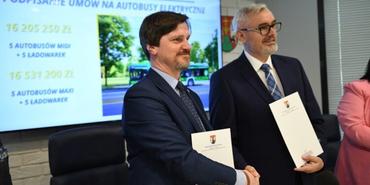 Umowy na zakup autobusów podpisane w Suwałkach