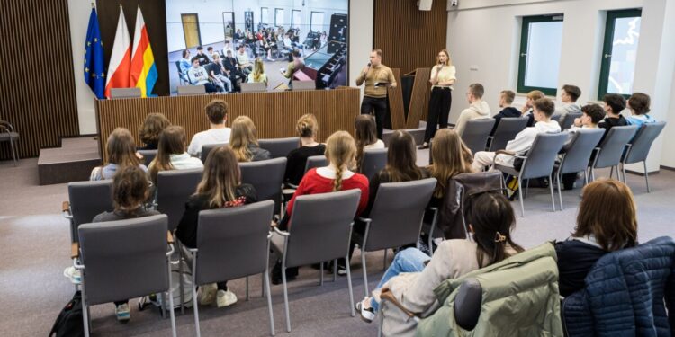 Białostoccy licealiści z wizytą w urzędzie marszałkowskim