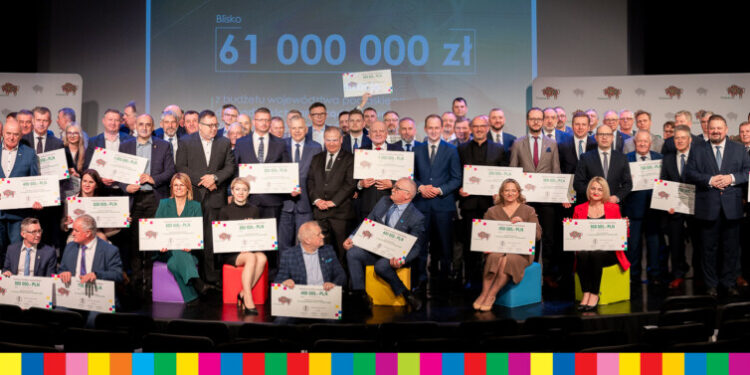 Fundusz Wsparcia Gmin i Powiatów. Marszałek przekazał czeki podlaskim samorządom