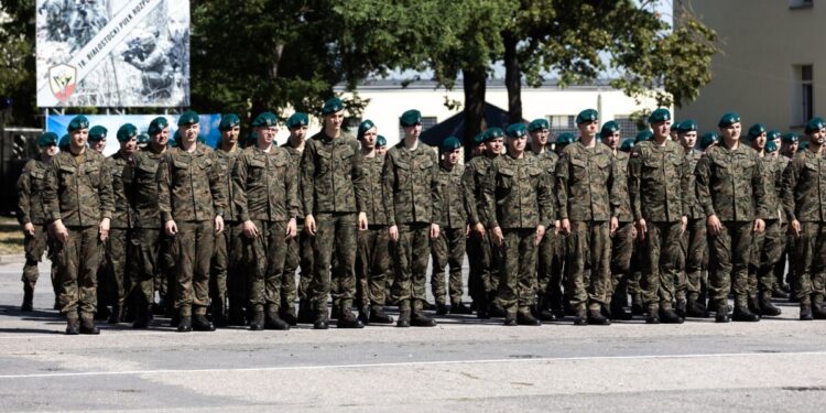 Podniesienie flagi państwowej na maszt w białostockich koszarach