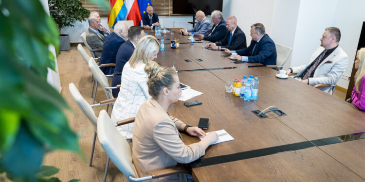 Marszałek spotkał się z konsulami honorowymi