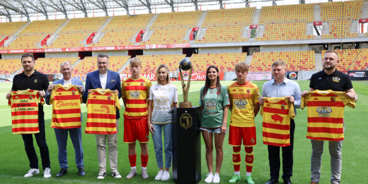 Żółto-Czerwoni w nowych koszulkach