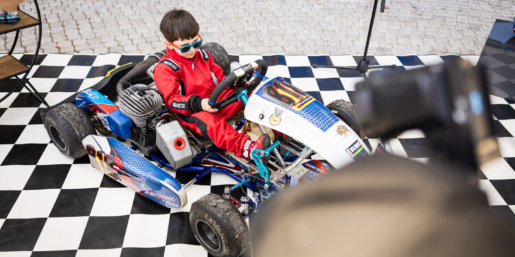 Pięciolatek na gokarcie z logo Województwa Podlaskiego