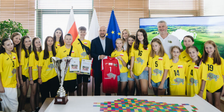 Młodzi szczypiorniści odwiedzili urząd marszałkowski