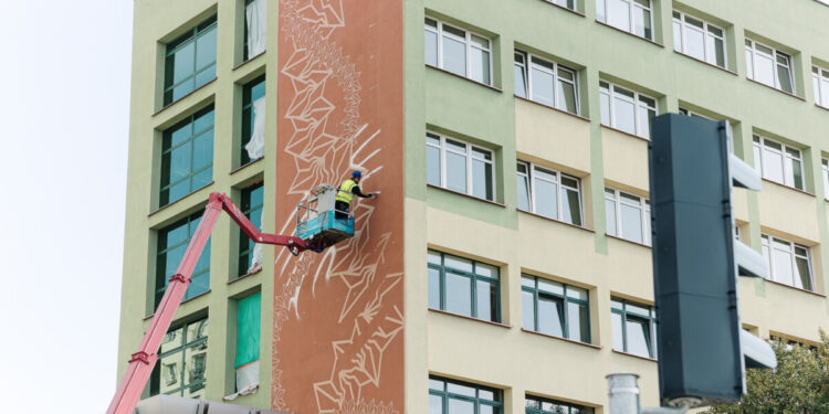 Mural na budynku urzędu marszałkowskiego przy ul. Wyszyńskiego