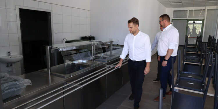 Nowa aula i stołówka w szkole na Narewskiej