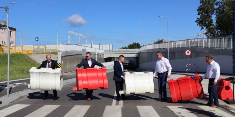 Nowy, bezkolizyjny przejazd przez tory w Baciutach