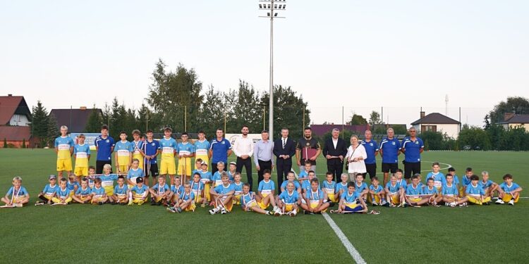 Dzieci dokonały otwarcia nowego boiska na bielskim stadionie