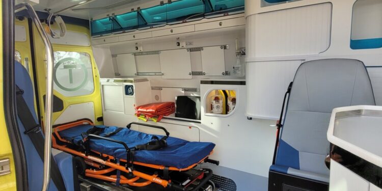 Szpital w Łomży z nowym ambulansem