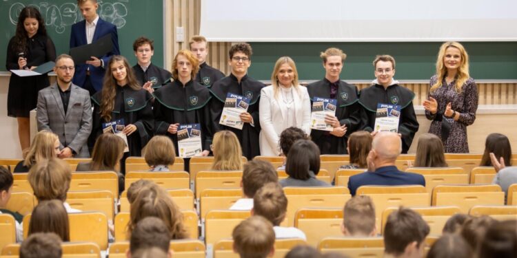 Uczniowie ALOPB mają swój festiwal! Świętują na nim swoje osiągnięcia i sukcesy