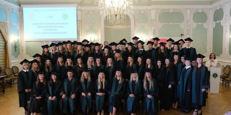 Kierunek fizjoterapia w UMB ma 64 nowych absolwentów