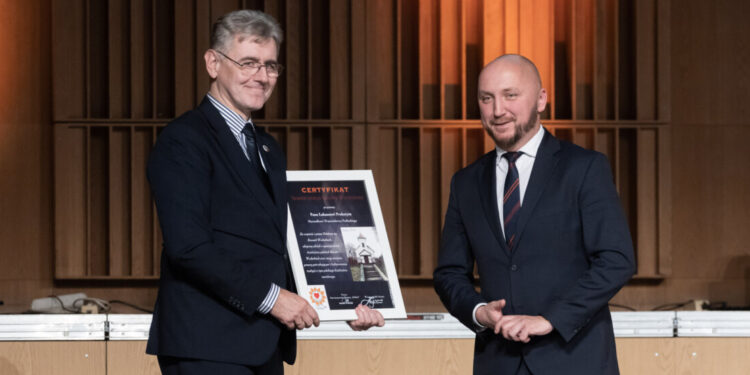 Marszałek Prokorym ze statuetką Semper Fidelis Kresów Wschodnich