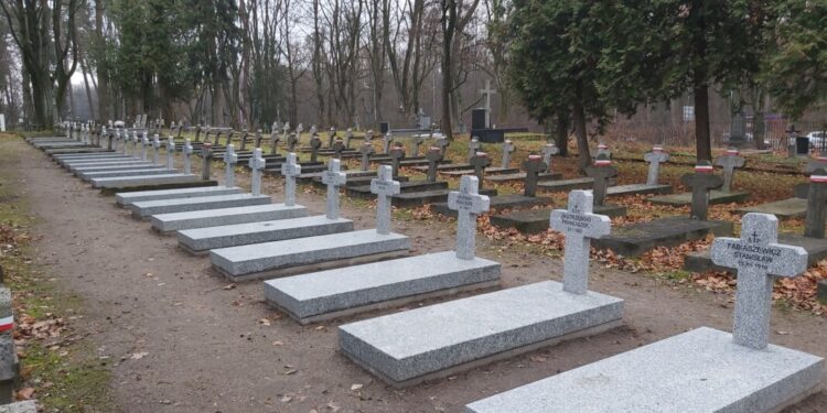 Wymiana nagrobków na cmentarzu wojskowym w Białymstoku