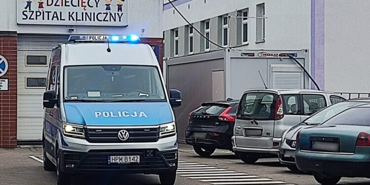Policjanci pilotowali samochód z 9-latką, która traciła przytomność