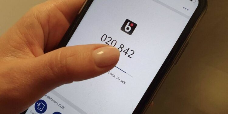 Do kolneńskich policjantów zgłosiła się kobieta oszukana "na BLIKa”. Poinformowała, że najprawdopodobniej przestępcy włamali się konto jej szwagra. Relacjonowała, że na jednym z komunikatorów społecznościowych dostała od niego wiadomość z prośbą o pożyczenie pieniędzy BLIK-iem. Mąż siostry tłumaczył, że "ma problem z aplikacją bankową, która uległa awarii." 20-latka, bez żadnego namysłu przesłała mu kod BLIK na kwotę 800 złotych. Po tym oszust podziękował i poprosił o kolejne 800 złotych, jednak kobieta nie wysłała mu już kolejnego kodu, tłumacząc, że nie ma więcej pieniędzy na koncie. Zaproponowała, że kolejne może mu pożyczyć w gotówce. Po upływie kilkunastu minut do 20-latki zadzwoniła jej siostra. Poinformowała, że ktoś włamał się na konto na portalu społecznościowym jej męża i wysyła wiadomości do znajomych z prośbą o pożyczenie pieniędzy. Wówczas 20-latka zorientowała się, że padała ofiarą oszustów. Ostrzegamy! Często stosowaną przez oszustów metodą jest podszywanie się pod znajomych na portalach społecznościowych i zwracanie się z prośbą o pilną pożyczkę. Przestępcy proponują łatwy sposób przelania gotówki poprzez wygenerowanie numeru kodu BLIK w systemie płatności elektronicznej. Przekazany kod wystarczy, by sprawca mógł natychmiast wypłacić pieniądze. Bądźmy czujni i nie dajmy się zwieść pozorom. Aby nie paść ofiarą oszustów radzimy weryfikować tożsamość osób, które wysyłają do nas wiadomości z prośbą o pożyczkę. Najpierw skontaktujmy się z nimi telefonicznie i upewnijmy się, czy faktycznie to oni potrzebują tego rodzaju pomocy. Nie kierujmy się pośpiechem, lecz zdrowym rozsądkiem. Pamiętajmy również o stosowaniu silnych haseł, które zawierają małe i duże litery, cyfry oraz znaki specjalne. Dodatkową ochroną naszego konta może być dwuskładnikowe uwierzytelnienie. Wybierając pytania bezpieczeństwa wybierzmy hasło trudne do odgadnięcia, na które tylko my znamy odpowiedź. Pamiętajmy również o tym, aby nigdy nie zapisywać hasła w przeglądarce internetowej.