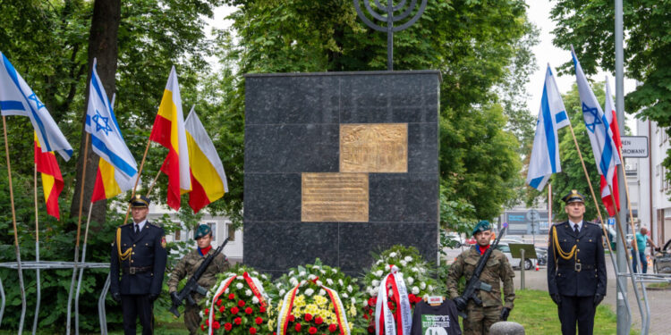 W hołdzie ofiarom spalenia Wielkiej Synagogi