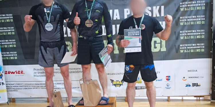 SOKÓLSKI DZIELNICOWY NA NAJWYŻSZYM PODIUM W MISTRZOSTWACH POLSKI SŁUŻB MUNDUROWYCH W BRAZYLIJSKIM JIU JITSU