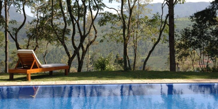 Strefa wypoczynkowa w hotelu SPA powinna być przede wszystkim komfortowa. Jeśli obejmuje basen - kryty lub zewnętrzny - muszą znaleźć się w niej wygodne leżaki basenowe. A gdyby tak połączyć funkcjonalność z niebanalnym designem? Trendy 2025 roku dobitnie udowadniają, że jest to możliwe!