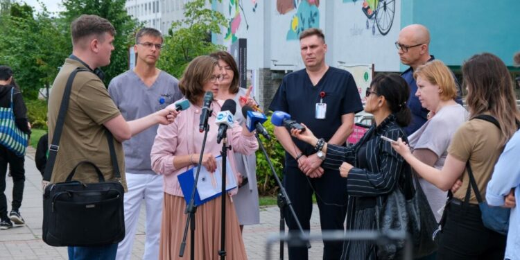 Niebezpieczne wypadki kierujących hulajnogami elektrycznymi - konferencja prasowa lekarzy UDSK w Białymstoku i podlaskiej policji