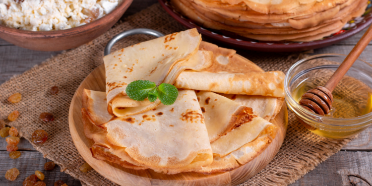 Jeśli szukasz miejsca, które serwuje najlepsze naleśniki w Białymstoku, koniecznie poznaj Naleśniki jak Smok. To restauracja w centrum miasta, która zachwyca różnorodnością menu, świeżymi składnikami oraz kreatywnymi połączeniami smaków. Lokal przy Lipowej 12 od lat cieszy się ogromną popularnością wśród mieszkańców i osób szukających dobrego jedzenia w Białymstoku.