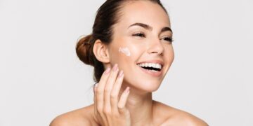 Pielęgnacja twarzy po 30 - jak zbudować skuteczną rutynę i jakich produktów nie może w niej zabraknąć?