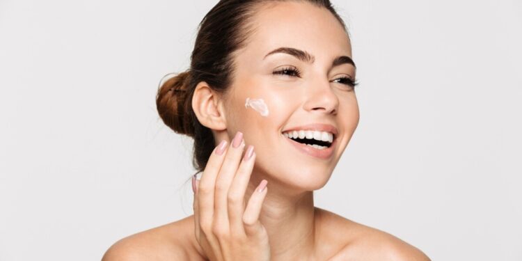 Pielęgnacja twarzy po 30 - jak zbudować skuteczną rutynę i jakich produktów nie może w niej zabraknąć?