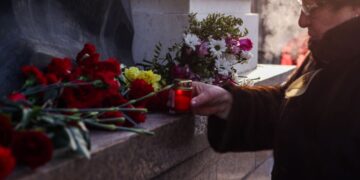 Wieńce złożone pod pomnikiem podczas uroczystości rocznicowej