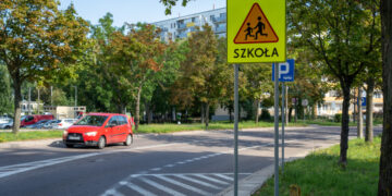 Znak Uwaga Szkoła przy ulicy w Białymstoku