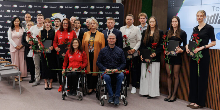 Wręczenie nagród członkom Team Podlaskie w Urzędzie Marszałkowskim Województwa Podlaskiego