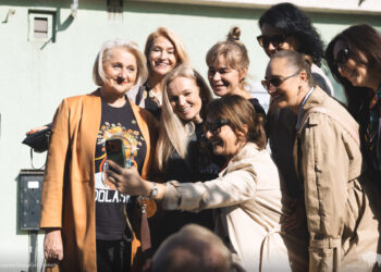 Mural z kobiecą postacią w kolorowym wianku przy ul. Krakowskiej 17 w Białymstoku