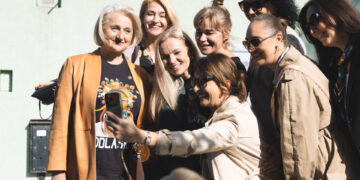 Mural z kobiecą postacią w kolorowym wianku przy ul. Krakowskiej 17 w Białymstoku