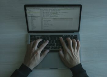 Juniorzy IT najlepiej zarobią w Czechach, midzi w Polsce, a seniorzy w Ukrainie. Raport roczny podsumowujący rynek pracy w branży IT dla Europy Środkowo-Wschodniej od No Fluff Jobs