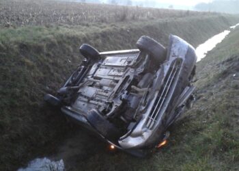 Dachowanie samochodu osobowego w Koszkach