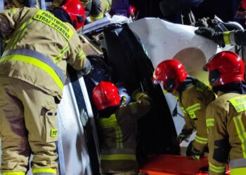 Zderzenie czołowe busa z samochodem osobowym