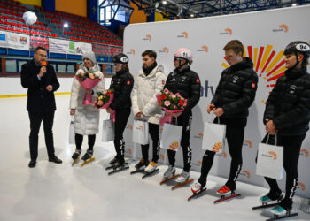 Gratulacje dla zawodników short tracku