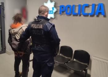 POLICJANCI EWAKUOWALI KOBIETĘ Z PŁONĄCEGO BUDYNKU I ZATRZYMALI PODPALACZA