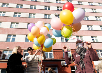Chorobę uda się pokonać! Symboliczne marzenia wzleciały nad klinikę dziecięcej onkologii