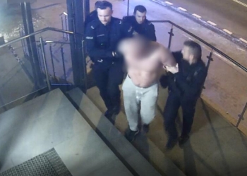 PODPALIŁ POJAZD I SAM PRZYJECHAŁ DO KOMENDY, GDZIE ZNISZCZYŁ POCZEKALNIĘ