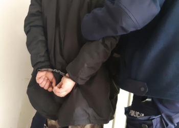 SCHOWAŁ SIĘ POMIĘDZY SKLEPOWYMI PÓŁKAMI I WYPIŁ ŁĄCZNIE PONAD LITR WÓDKI