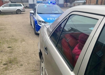 NIETRZEŹWY OJCIEC Z DWULATKĄ W SAMOCHODZIE