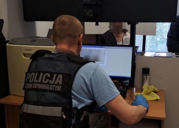 POŚCIG ZA KIEROWCĄ, KTÓRY POMAGAŁ W NIELEGALNYM PRZEKROCZENIU GRANICY